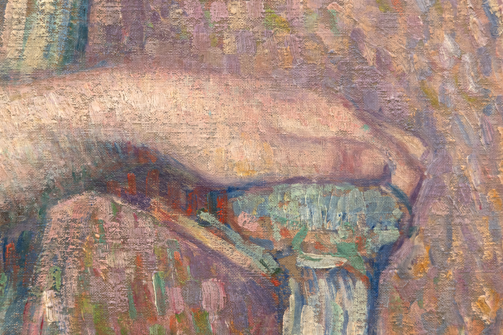 Le Portrait de Sylvie Lacombe, peint par Théo van Rysselberghe en 1906, est un chef-d'œuvre classique réalisé par l'un des portraitistes les plus raffinés et les plus cohérents de son époque. La couleur est harmonieuse, le pinceau vigoureux et adapté à sa tâche matérielle, son corps et son visage sont vrais et révélateurs. La personne représentée est la fille de son grand ami, le peintre Georges Lacombe, qui a partagé une association étroite avec Gauguin et a été membre des Nabis avec les artistes Bonnard, Denis et Vuillard, entre autres. Si nous connaissons aujourd'hui Sylvie Lacombe, c'est grâce à l'habileté de Van Rysselberghe à rendre les subtiles expressions du visage et, par une observation minutieuse et un souci du détail, à donner un aperçu de son monde intérieur. Il a choisi un regard direct, ses yeux vers les vôtres, une alliance inéluctable entre le sujet et le spectateur, quelle que soit notre relation physique avec le tableau. Van Rysselberghe avait largement abandonné la technique pointilliste lorsqu'il a peint ce portrait. Mais il a continué à appliquer les principes de la théorie des couleurs en utilisant des teintes de rouge - roses et mauves - contre des verts pour créer une palette harmonieuse et améliorée de couleurs complémentaires à laquelle il a ajouté un accent fort pour attirer le regard - un nœud rouge intensément saturé posé de manière asymétrique sur le côté de sa tête.