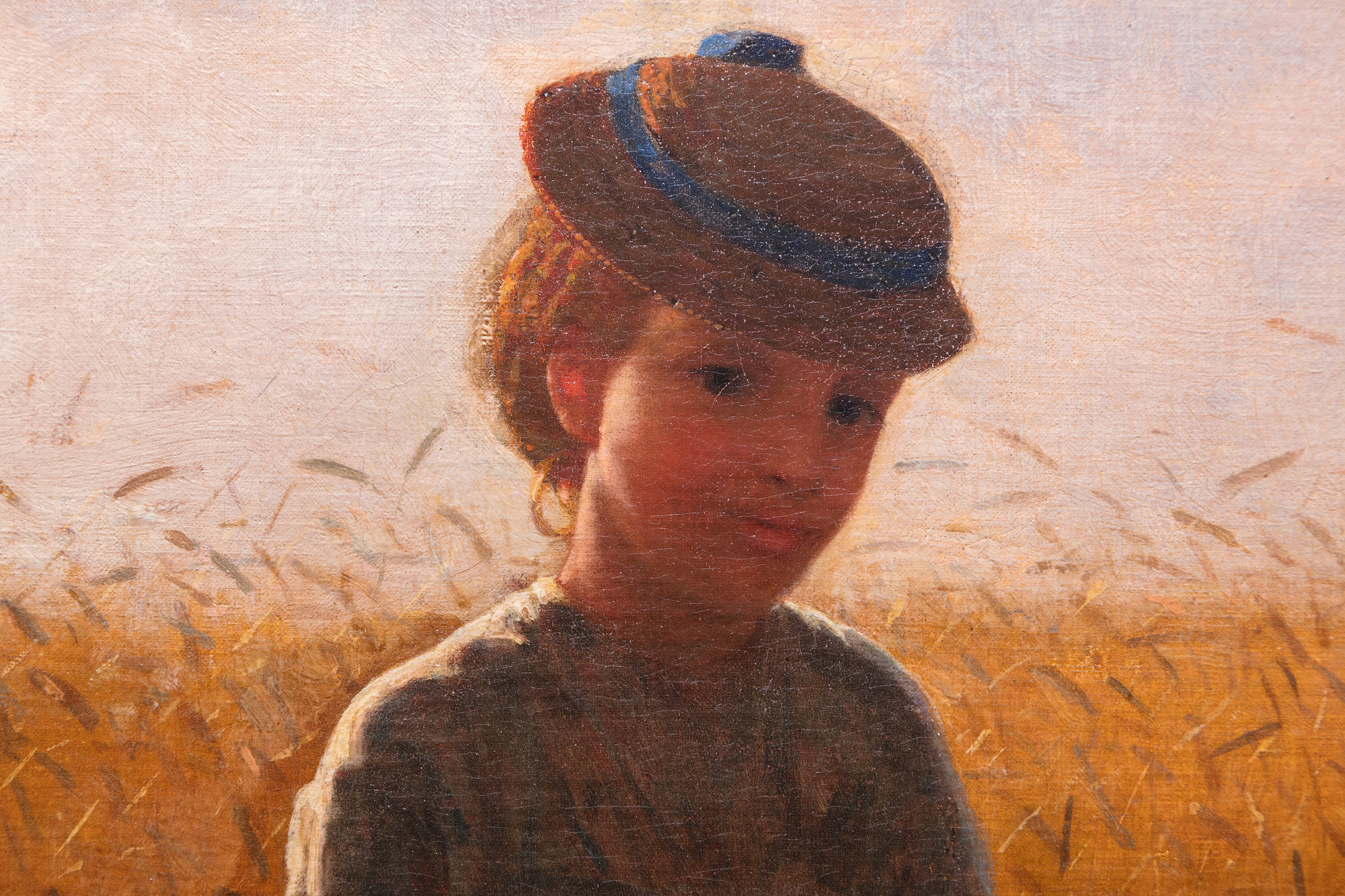 1870年代初頭、ウィンスロー・ホーマーは、ニューヨーク州のハドソン川とキャッツキル山脈の間に位置する、小麦の栽培が盛んな小さな集落での田舎暮らしの風景を頻繁に描いていました。ハーリーといえば、1872年の夏に描かれたホーマーの代表作『鞭打ちのスナップ』のインスピレーション源として知られる。この地域からインスピレーションを得た他の多くの絵画の中でも、「麦畑に立つ少女」は情感に富んでいるが、過度に感傷的になることはない。この作品は、1866年にフランスで描いた習作「麦畑で」と、アメリカに戻った翌年に描いた別の作品に直接関連している。しかし、ホーマーが最も誇りに思ったのは間違いなくこの作品であろう。肖像画であり、衣装の習作であり、ヨーロッパの牧歌的な絵画の偉大な伝統に則った風俗画であり、ドラマチックな逆光と雰囲気のある力作で、すぐに消えてしまう宵闇の時間に、花の香りと麦の穂のタッチで浮き立たせた。1874年、ホーマーはナショナル・アカデミー・オブ・デザイン展に4点の絵画を出品した。そのうちの1枚に「少女」というタイトルがつけられていた。それはこの作品ではないだろうか？
