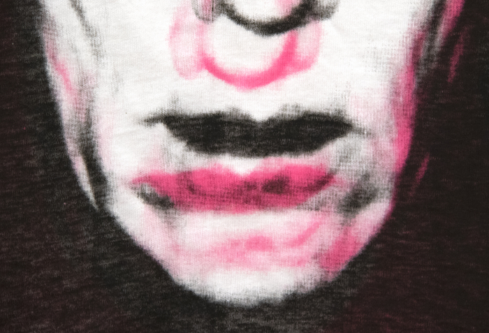 ANDY WARHOL - Self-Portrait with Fright Wig ANDY WARHOL - Autorretrato con peluca de miedo - serigrafía sobre camiseta - 33 1/2 x 40 1/4 in.