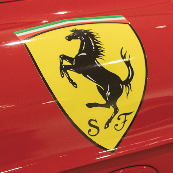 フェラーリと未来派:イタリアのスピードを見る