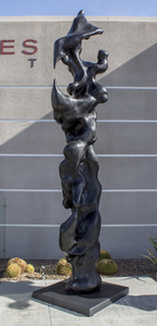 赫伯-艾伯特的许多青铜雕塑的工艺曲折和曲线以及流动性和运动感被描述为类似于 "铸造的冷冻烟雾"。他们被称为 "精神图腾"，这个称呼对《自由》特别贴切，这是一个高耸的17英尺的青铜雕塑，是艾伯特对美国本土价值观和与自然和谐相处的信念的致敬。充满了鸟类的参考，当艾伯特坐在巴西伊帕内玛的海滩上，被一群毫不费力地漂浮在气流中的鸟儿所吸引时，他想到了《自由》的想法。自由》的铸件已被献给马里布市，并被放置在太平洋海岸高速公路东兰布拉-维斯塔路的交叉口旁。