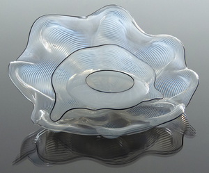 DALE CHIHULY - Weiße Seeform mit schwarzen Lippenwickeln - geblasenes Glas - 5 x 11 1/4 x 9 1/2 in.