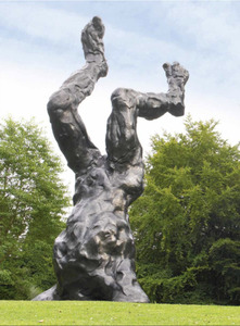 Alien ist eine Wiederholung von Breuer-Weils bahnbrechender Serie "Visitor". Es handelt sich um eine kolossale, sechs Meter hohe Bronze einer humanoiden Figur, die mit dem Kopf voran in die Erde gestürzt ist. Während die wilden, strampelnden Beine auf eine Aktion hindeuten, die den Körper aus seiner Gefangenschaft befreien soll, ist der Kopf so eingepflanzt, als ob er ein permanenter Umstand sein könnte.  Breuer-Weil hat seine Absichten folgendermaßen erklärt: "Ich war schon immer fasziniert von der Vorstellung, dass wir nicht allein sind, dass ein riesiger Außerirdischer plötzlich auf der Erde landen könnte. Ich wollte das Gefühl der Verwunderung und des Schocks einfangen, das eine solche Ankunft auslösen würde." Alien kann natürlich auch eine ganz andere Assoziation hervorrufen: die Herausforderungen, die man als Außenseiter hat, wenn man hofft, sich in eine neue Kultur und Gesellschaft einzufügen. "Bei diesem Werk wollte ich eine riesige, atmende menschliche Form verwenden, um die tiefen Gefühle auszudrücken, die mit diesen Themen verbunden sind. Und ich brauchte den gewaltigen Maßstab, um die Intensität dieser Gefühle darzustellen." Breuer-Weil hat den Abguss von Alien in einer Auflage von 3 Exemplaren plus 2 Künstlerabzügen genehmigt.
