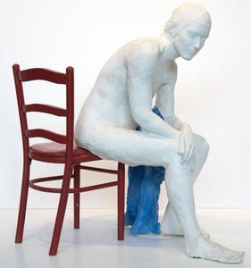 GEORGE SEGAL - Chica en silla roja - yeso, madera y acrílico - 43 1/4 38 x 31 in.