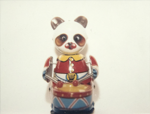 ANDY WARHOL -- اليابانية ل Toy (الباندا مع طبل) -- بولارويد ، بولاكولور -- 4 1 / 4 × 3 3 / 8 في.