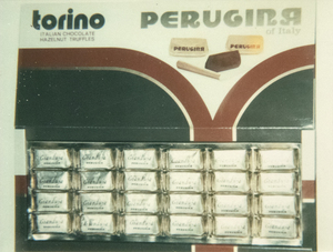אנדי וורהול - קופסת ממתקים פרוגינה - פולארויד, פולקולור - 4 1/4 x 3 3/8 אינץ'.