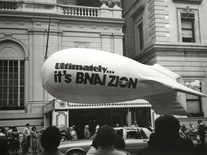 ANDY WARHOL - B&#039;nai Zion Balloon in Parade - épreuve gélatineuse argentique - 8 x 10 in.