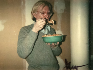 ANDY WARHOL - Warhol mit Corn Flakes - Polaroid, Polacolor - 3 3/8 x 4 1/2 in.