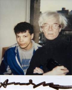 ANDY WARHOL - Andy Warhol y hombre no identificado - Polaroid, Polacolor - 4 1/4 x 3 3/8 in.