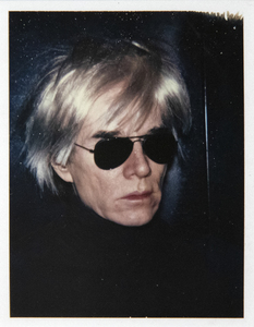 ANDY WARHOL - Autoportrait en perruque d'angoisse - Polaroid - 4 1/4 x 3 3/8 in.