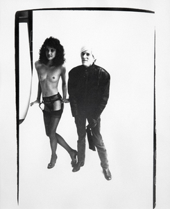 ANDY WARHOL - Andy Warhol y Janice Dickenson - impresión en gelatina de plata - 10 x 8 pulgadas.
