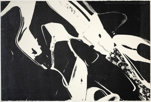 Andy Warhol ist ein Synonym für die amerikanische Kunst in der zweiten Hälfte des 20. Jahrhunderts und bekannt für seine ikonischen Porträts und Konsumgüter, in denen er Populärkultur und bildende Kunst vermischte und damit neu definierte, was Kunst sein könnte und wie wir Kunst betrachten. Viele von Warhols Werken stellen zwar keine berühmten Persönlichkeiten dar, aber seine Darstellungen von unbelebten Gegenständen erheben seine Subjekte auf eine Ebene der Berühmtheit. Warhol stellte erstmals zu Beginn seiner Karriere Schuhe dar, als er als Modeillustrator arbeitete, und kehrte in den 1980er Jahren zu diesem Thema zurück, um seine Faszination für Konsum und Glamour zu verbinden. In seinem ständigen Bestreben, Hoch- und Niedrigkultur zu vereinen, wählte Warhol ein Thema, das so allgegenwärtig ist wie Schuhe. Das Motiv kann für Armut oder Reichtum, Funktion oder Mode stehen. Warhol glamourisiert den Haufen Schuhe, indem er sie mit einer Patina aus glitzerndem Diamantenstaub überzieht und so die Bedeutung zwischen utilitaristischer Notwendigkeit und stilisiertem Statement-Piece weiter verwischt.