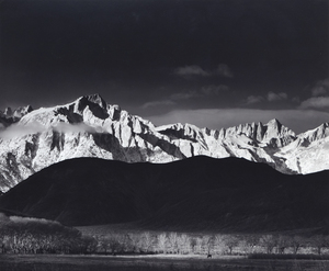 ANSEL ADAMS - 冬日日出，内华达山脉，来自孤松镇 - 明胶银版画 - 18 3/4 x 22 3/4英寸。