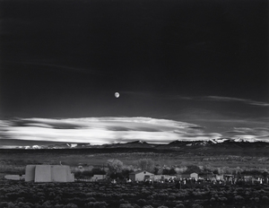 Conocido por su riguroso compromiso en el cuarto oscuro, Ansel Adams creó 1.300 copias de Moonrise, Hernández más de 40 años de esquivar y quemar, creando un grupo longitudinal de obras maestras. Moonrise es una composición formidable que nos retiene en una apreciación suspendida por su inquietante y bella impresión. No necesitamos saber de la desesperada lucha de Ansel por colocar su trípode, encontrar su medidor para captar esa fugacidad, o reflexionar sobre la suerte de capturar ese momento. En esta impresión de 1959, todos los detalles gloriosos están presentes: la luna casi llena, pero no del todo, con sus rasgos discernibles y el cementerio esencial con sus marcadores brillantes y cruces blancas crudamente iluminadas captadas en el momento menguante de la inevitable retirada de la luz del día.