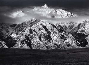 Ansel Adams&#039; Erkundung des Owens Valley und seine Ansichten der hoch aufragenden Ostseite der Sierra Nevada Mountains sind von immenser Bedeutung. Sie gehören zu den ikonischsten Fotografien, die es Adams ermöglichten, die majestätische Weite der Sierra Nevada zu erfassen und gleichzeitig einen lebendigen Eindruck von der Tiefe und Weite des trockenen Talbodens zu vermitteln. Mount Williamson, Sierra Nevada, vom Owens Valley aus fotografiert, wurde wahrscheinlich 1944 aufgenommen, kurz nach der Einführung des Zonensystems, das einen breiten Tonwertumfang und eine ausgewogene Belichtung mit Klarheit sowohl in den Lichtern als auch in den Schatten ermöglichte. Das vorliegende Exemplar, das im August 1978 gedruckt wurde, befindet sich in der Sammlung vieler Museen, gehört aber unter Sammlern zu den selteneren Abzügen von Ansel Adams.