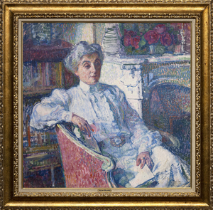 作为1887年以来蓬勃发展的比利时新印象派运动中无可争议的大师，泰奥-范-雷塞尔贝格在二十世纪的第一个十年里为他的妻子玛丽亚（née Monnom）画了这幅肖像画。他从惠斯勒的调子主义、印象主义和修拉的点彩主义的影响中继续前进，完善了对色彩及其和谐共鸣的高度理解，并对形式元素进行了细致的渲染。作为一个模范的绘图员，基于色彩互动的光学印象仍然是范-赖塞尔伯格的主要关注点。在这里，色彩的短笔画取代了点彩画家的小圆点，而色彩方案也不是艺术家当之无愧的同质化、和谐的方案。相反，这幅肖像画以一种完全不同的方式推进了色彩理论。它的视觉兴趣在于他妻子的银色头发、她的铂金色衣服和惨白的壁炉壁炉的动态对比--所有这些都是在以互补的红色和绿色为主的视觉活力的环境中进行的。这是一个视觉刺激的演示，画家了解这种不寻常的色彩方案的动态影响，他将坐着的人安排在一个强烈的对角线上，并以一个完全控制其绘画资产的画家的工艺和敏捷性来执行这一公式。