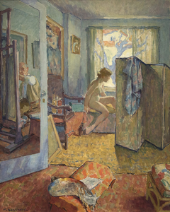 &quot;Interior&quot; ist eine von Maurice Askenazys moderneren Kompositionen, die an das Werk von Bonnard oder Vuillard erinnern. Die intime Szene zeigt ein nacktes weibliches Modell, das dramatisch im Profil zu sehen ist und für einen Maler in einem sonnenverwöhnten Studio posiert. Die Tür zum Raum ist offen und erweckt den Eindruck, dass der Betrachter einen Blick auf eine private Interaktion zwischen Künstler und Modell wirft. Ein geschickt platzierter Spiegel auf der Rückseite der offenen Tür offenbart das Spiegelbild des Malers, den wir als Askenazy selbst bei der Arbeit nehmen sollen. Askenazy legt großen Wert darauf, die Details des Raumes darzustellen, vom gemusterten Ottoman bis hin zu den gerahmten Gemälden an den Wänden, die jeweils ein Mosaik von impressionistischer Farbe sind.