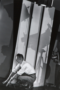 אדוארד סטייכן - דיוקן עצמי עם אביזרים לצילום - הדפס ג'לטין מכסף - 13 1/4x 8 3/4 אינץ'.