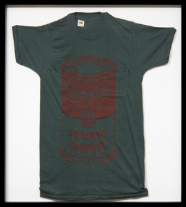 אנדי וורהול - פחית המרק של קמפבל (עגבניות) - הדפסת מסך בצבעים על חולצת טריקו צבעונית - 29 x 26 1/2 אינץ&#039;.