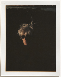 ANDY WARHOL - Warhol-Selbstporträt (Fright Wig) - Polaroid, Polacolor - 4 1/4 x 3 1/4 in.