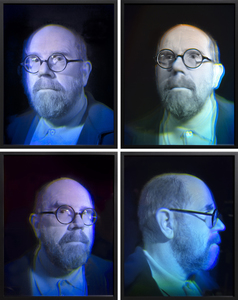 La suite de quatre hologrammes en verre de Chuck Close représente une intersection fascinante entre son exploration permanente de l&#039;autoportrait et son intérêt pour les médiums artistiques novateurs. L&#039;autoportrait est une pierre angulaire de l&#039;œuvre de Close, qui lui permet d&#039;explorer en profondeur les subtilités de l&#039;identité humaine et le processus de création artistique. Les hologrammes changent en fonction de la position du spectateur et créent une expérience dynamique, faisant écho aux œuvres pixellisées de Close, mais avec une présence physique supplémentaire. Holography démontre l&#039;engagement de l&#039;artiste à faire évoluer son langage artistique, en combinant habilement le portrait traditionnel avec les avancées technologiques modernes pour défier et redéfinir continuellement les limites de la représentation visuelle.