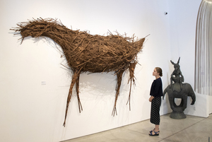 Deborah Butterfield est une sculptrice américaine, surtout connue pour ses sculptures de chevaux faites d&#039;objets en bois, en métal et autres objets trouvés. La pièce de 1981, Untitled (Cheval), est composée de bâtons et de papier sur armature métallique. L&#039;échelle impressionnante de cette pièce crée un effet remarquable en personne, présentant un exemple frappant du célèbre sujet de Butterfield. À l&#039;origine, Butterfield a créé les chevaux à partir du bois et d&#039;autres matériaux trouvés sur sa propriété à Bozeman, au Montana, et a vu les chevaux comme un autoportrait métaphorique, exploitant la résonance émotionnelle de ces formes.