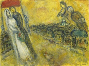 Le monde de Marc Chagall ne peut être contenu ou limité par les étiquettes que nous lui attachons. C'est un monde d'images et de significations qui forment leur propre discours splendidement mystique. Les Mariés sous le baldaquin a été entrepris alors que l'artiste entrait dans sa 90e année, un homme qui avait connu la tragédie et le conflit, mais qui n'avait jamais oublié les moments de plaisir de la vie. Ici, les délices rêveurs d'un mariage dans un village russe, avec ses arrangements de participants bien rodés, nous sont présentés avec un esprit si joyeux et une innocence si gaie qu'il est impossible de résister à son charme. En utilisant une émulsion dorée combinant l'huile et la gouache opaque à base d'eau, la chaleur, le bonheur et l'optimisme du positivisme habituel de Chagall sont enveloppés d'un éclat lumineux suggérant l'influence des icônes religieuses à feuilles d'or ou de la peinture du début de la Renaissance qui cherchait à donner l'impression d'une lumière divine ou d'une illumination spirituelle. L'utilisation d'une combinaison d'huile et de gouache peut s'avérer difficile. Mais ici, dans Les Mariés sous le baldaquin, Chagall l'utilise pour donner à la scène une qualité d'un autre monde, presque comme si elle venait de se matérialiser à partir de l'œil de son esprit. La finesse de sa texture donne l'impression que la lumière émane de l'œuvre elle-même et confère une qualité spectrale aux personnages qui flottent dans le ciel.