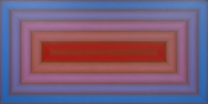 1970 begann Anuszkiewicz mit der Serie Portals, einer Reihe von Gemälden, die aus aufrechten Rechtecken bestehen, die aus weichen Farben gebildet werden, wobei vertikale Linien das Farbfeld unterbrechen und zentrale, leuchtende Rechtecke einrahmen. Die Ausrichtung von &quot;Blueing&quot; bietet jedoch die Gelegenheit, die übliche Vertikalität der Portalserie, die Transzendenz suggeriert, neu zu kalibrieren und sie auf eine horizontale Ebene zu übertragen, die eher eine Verbindung als einen Aufstieg impliziert. Im Geiste des Wahrnehmungsexperiments bietet das rote Portal, das sich lebhaft in die weicheren umgebenden Farbbänder einfügt, einen stärkeren Kontrast als gewöhnlich und dient als Brennpunkt, der die Komposition verankert. Blueing&quot; ist ein ungewöhnliches, wenn nicht gar einzigartiges horizontales Gemälde in der Portalserie und unterstreicht das komplexe Zusammenspiel zwischen der Absicht des Künstlers, der formalen Komposition und der Wahrnehmung des Betrachters. Es verwickelt uns in einen lebendigen Dialog zwischen den Bereichen des Abstrakten und des Visuellen und regt zu einer persönlichen und eindringlichen Begegnung an.