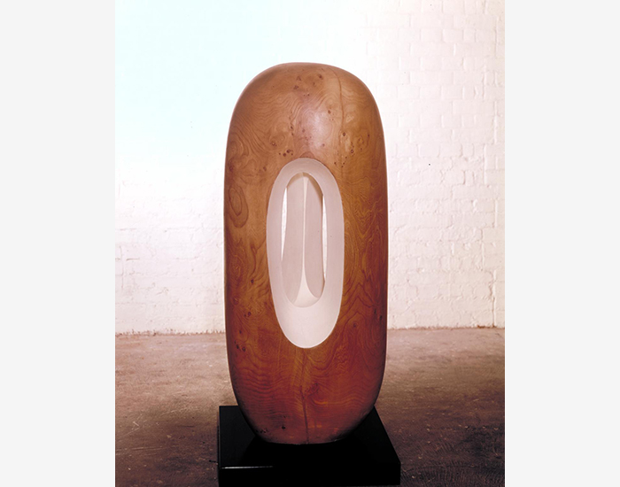 "Hollow Form with White" (1965), Ulme, 53 x 23 x 18 ¼ Zoll. Tate, London.