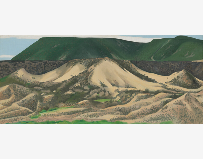 &quot;Abiquiu沙山和梅萨&quot;（1945年），布面油画，16 x 36英寸。